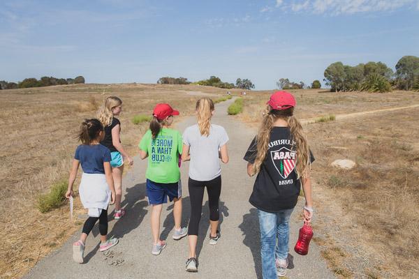 从六年级开始, students have the opportunity to explore scientific exploration and practice skills and techniques in the real world. Here, students explore the nearby Bayfront Park for their Orienteering Skills unit.